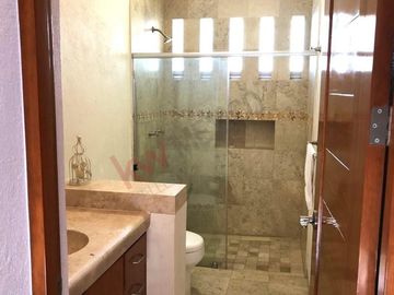 Venta Casa de 4 niveles en colonia Balcones Coloniales con jardín y roof garden