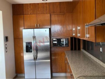 Venta Casa de 4 niveles en colonia Balcones Coloniales con jardín y roof garden