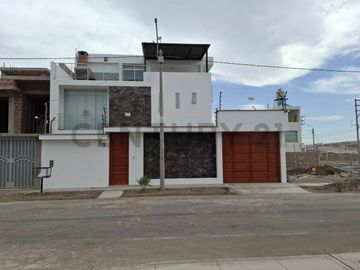 HERMOSA CASA EN VENTA EN RESIDENCIAL LAS VIÑAS DE POCOLLAY- TACNA