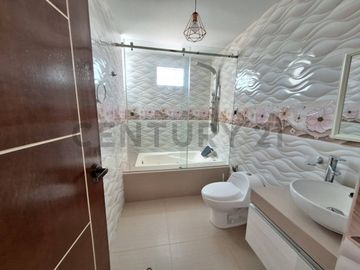 HERMOSA CASA EN VENTA EN RESIDENCIAL LAS VIÑAS DE POCOLLAY- TACNA