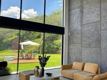 Casa en venta de cuatro habitaciones con vista y piscina