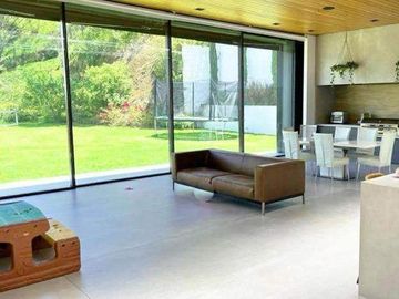 Casa en venta de cuatro habitaciones con vista y piscina
