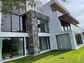 Casa en venta de cuatro habitaciones con vista y piscina