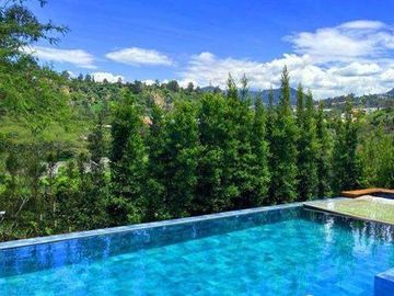 Casa en venta de cuatro habitaciones con vista y piscina