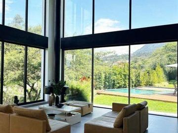 Casa en venta de cuatro habitaciones con vista y piscina