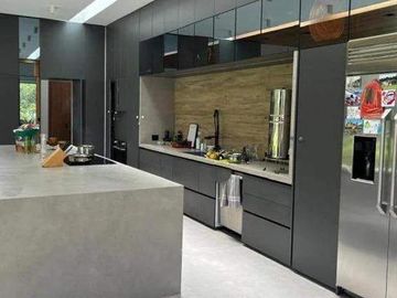 Casa en venta de cuatro habitaciones con vista y piscina