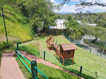 Casa en venta de cuatro habitaciones con vista y piscina