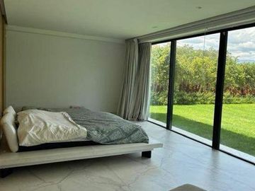 Casa en venta de cuatro habitaciones con vista y piscina
