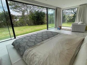 Casa en venta de cuatro habitaciones con vista y piscina