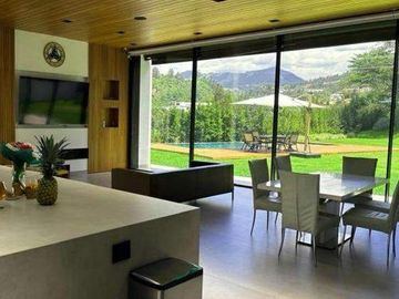 Casa en venta de cuatro habitaciones con vista y piscina