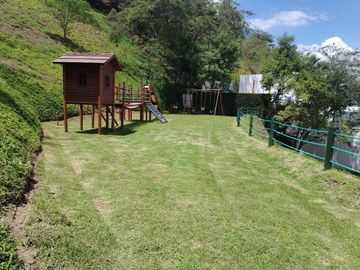 Casa en venta de cuatro habitaciones con vista y piscina