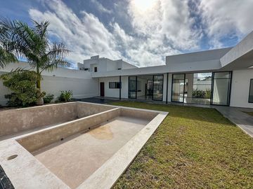 Casa en venta con amplio terreno En San Pedro Cholul dentro de Mérida Yucatán.