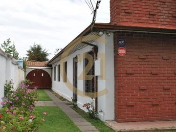 Casa de 5D y 4B en La Reina con casa adicional