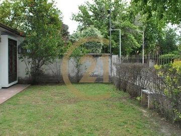 Casa de 5D y 4B en La Reina con casa adicional