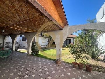 Casa de 5D y 4B en La Reina con casa adicional