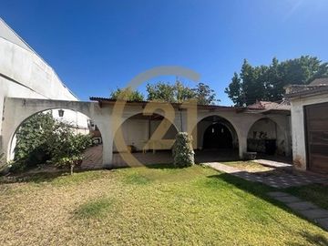 Casa de 5D y 4B en La Reina con casa adicional