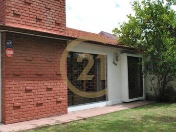 Casa de 5D y 4B en La Reina con casa adicional