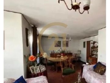 Casa de 5D y 4B en La Reina con casa adicional