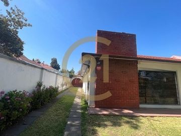 Casa de 5D y 4B en La Reina con casa adicional