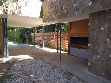 Casa exclusiva con pileta y zonas verdes