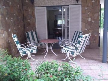 Casa exclusiva con pileta y zonas verdes