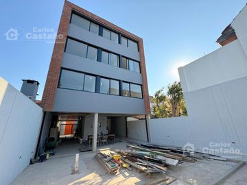 Moderno Exc. Semi.Piso 2 Amb. de Categoría con Balcón, Cochera   Quincho a Estrenar