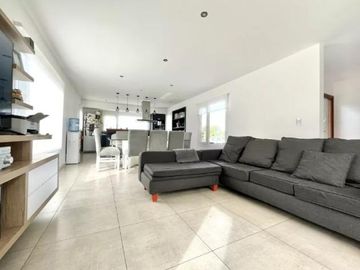 Casa en venta - 3 Dormitorios 1 Baño - Cochera - 1.050Mts2 - Chapadmalal