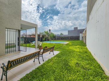 Casa con pileta, Tierra de sueños 3 Roldan