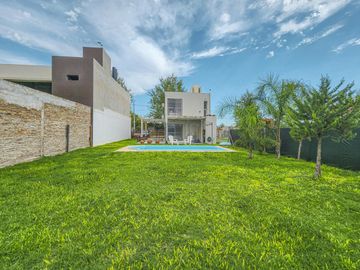 Casa con pileta, Tierra de sueños 3 Roldan