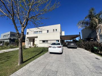 Casa a la laguna en El Canton Islas