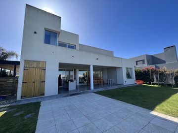 Casa a la laguna en El Canton Islas