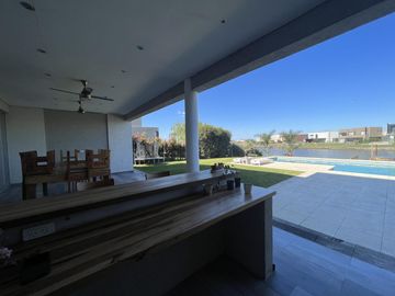 Casa a la laguna en El Canton Islas