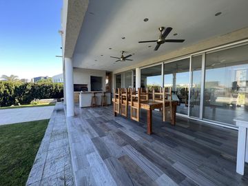 Casa a la laguna en El Canton Islas