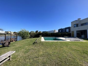 Casa a la laguna en El Canton Islas