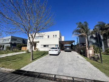 Casa a la laguna en El Canton Islas