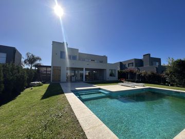 Casa a la laguna en El Canton Islas