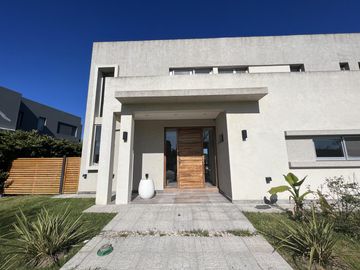 Casa a la laguna en El Canton Islas