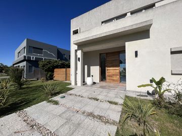 Casa a la laguna en El Canton Islas