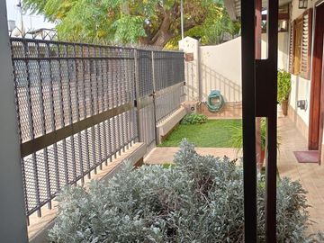 Casa en venta - 3 Dormitorios 1 Baño - Cochera - Villa Regina, Río Negro