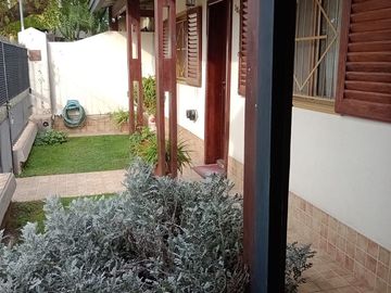 Casa en venta - 3 Dormitorios 1 Baño - Cochera - Villa Regina, Río Negro