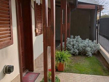 Casa en venta - 3 Dormitorios 1 Baño - Cochera - Villa Regina, Río Negro
