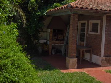 Casa en Venta -  Florida, 4/5 amb, 2 plantas, c/jardín y parrilla.