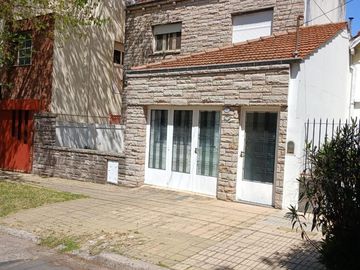 Casa en Venta -  Florida, 4/5 amb, 2 plantas, c/jardín y parrilla.