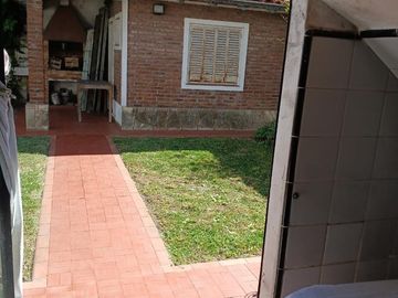 Casa en Venta -  Florida, 4/5 amb, 2 plantas, c/jardín y parrilla.