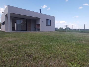 CASA A ESTRENAR EN VENTA - Barrio La Lusitana, Loma Verde RESERVADA!!