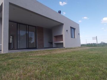 CASA A ESTRENAR EN VENTA - Barrio La Lusitana, Loma Verde RESERVADA!!