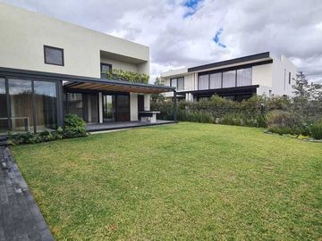 Venta de Casa en Querétaro, dentro Club Golf Campanario 4 recámaras, gran jardín