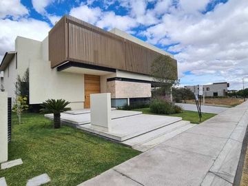Venta de Casa en Querétaro, dentro Club Golf Campanario 4 recámaras, gran jardín