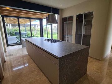 Venta de Casa en Querétaro, dentro Club Golf Campanario 4 recámaras, gran jardín