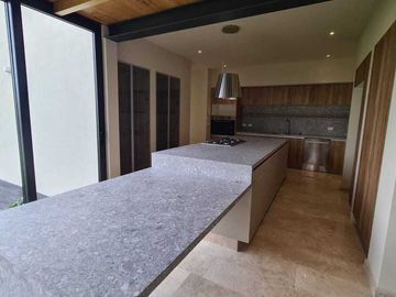 Venta de Casa en Querétaro, dentro Club Golf Campanario 4 recámaras, gran jardín